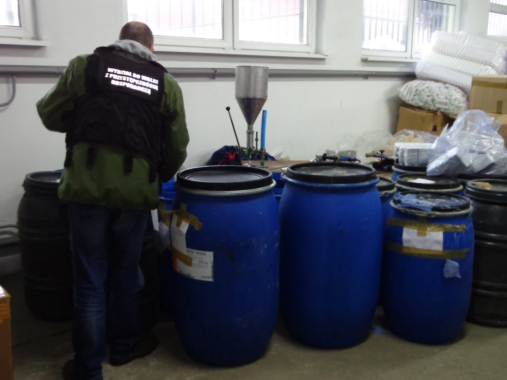 Policja rozbiła grupę podrabiającą kosmetyki i chemię