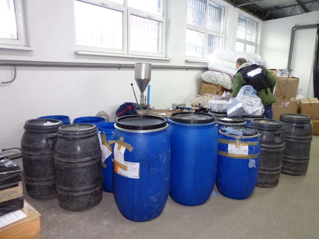 Policja rozbiła grupę podrabiającą kosmetyki i chemię