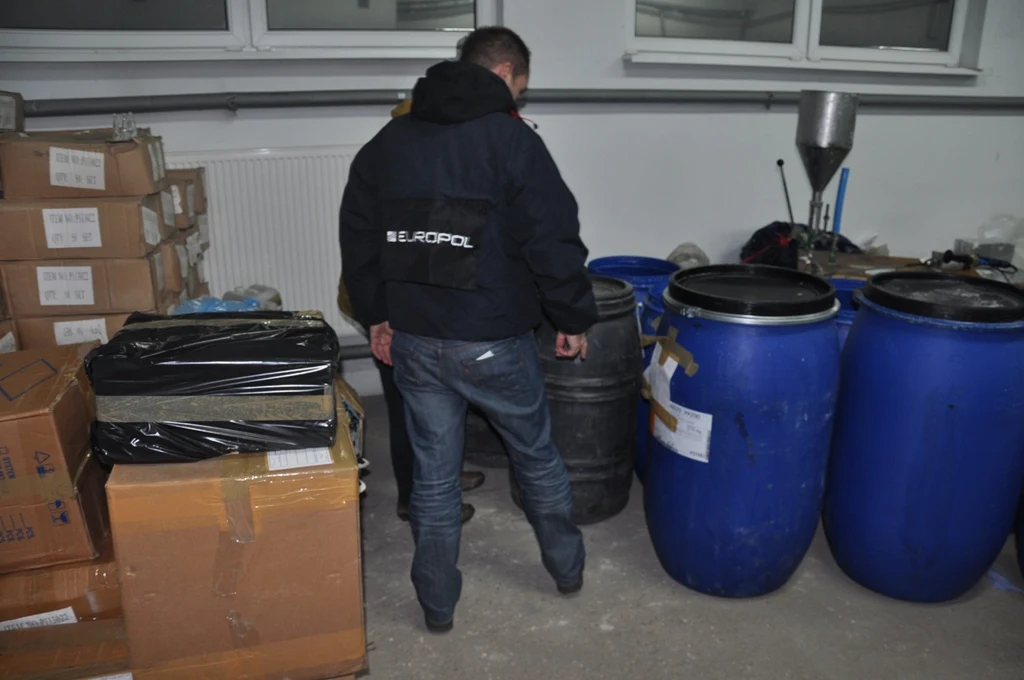 Policja rozbiła grupę podrabiającą kosmetyki i chemię