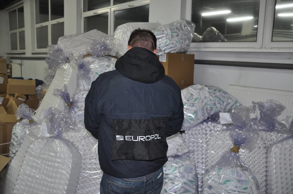 Policja rozbiła grupę podrabiającą kosmetyki i chemię