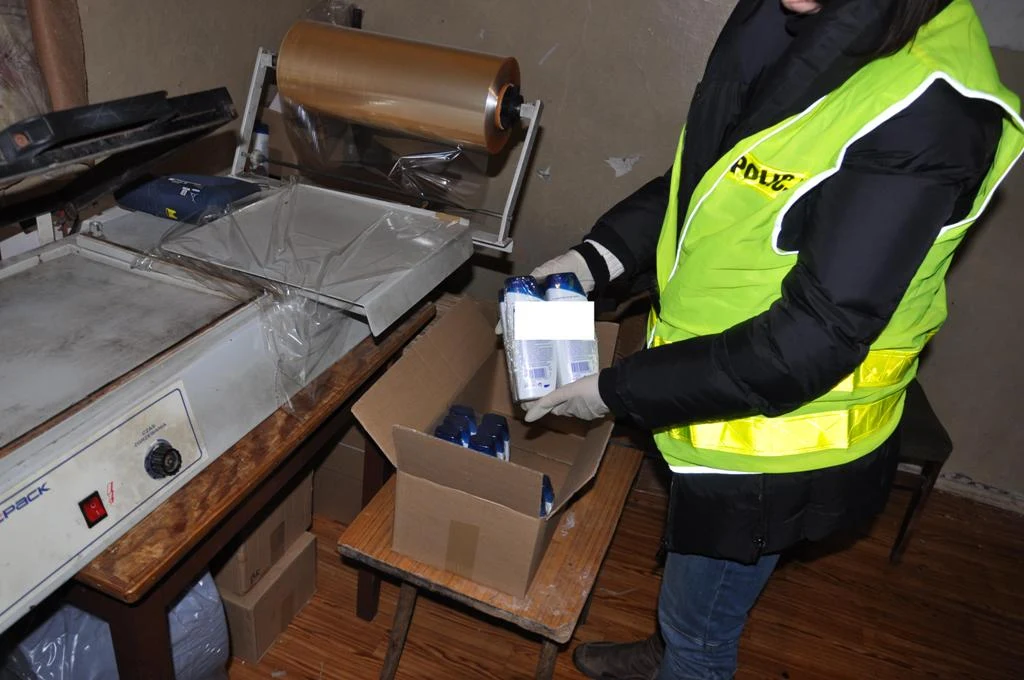 Policja rozbiła grupę podrabiającą kosmetyki i chemię