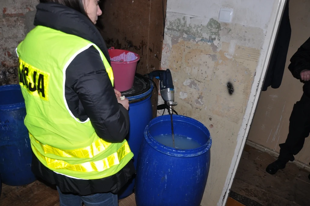 Policja rozbiła grupę podrabiającą kosmetyki i chemię
