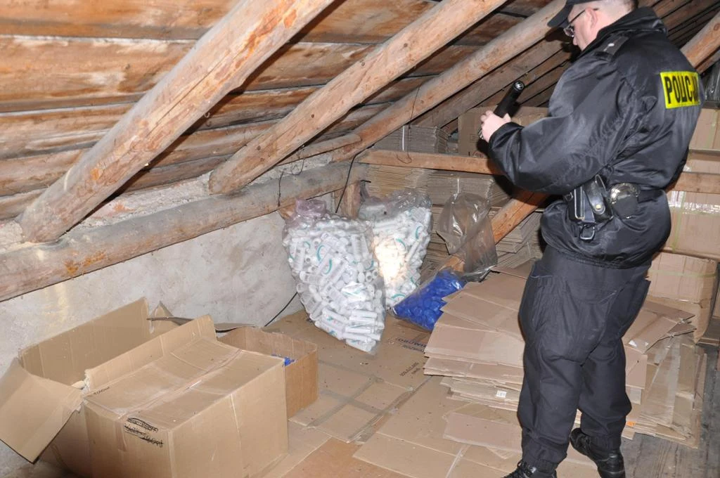 Policja rozbiła grupę podrabiającą kosmetyki i chemię