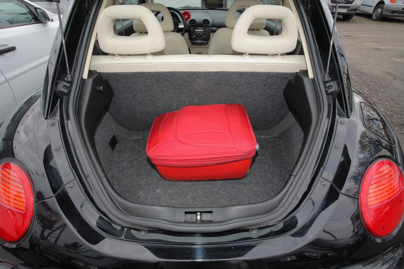 Bagażnik jest bardzo wąski, a tylnej kanapy nie da się dzielić. 210 litrów to mniej niż w Volkswagenie Polo.