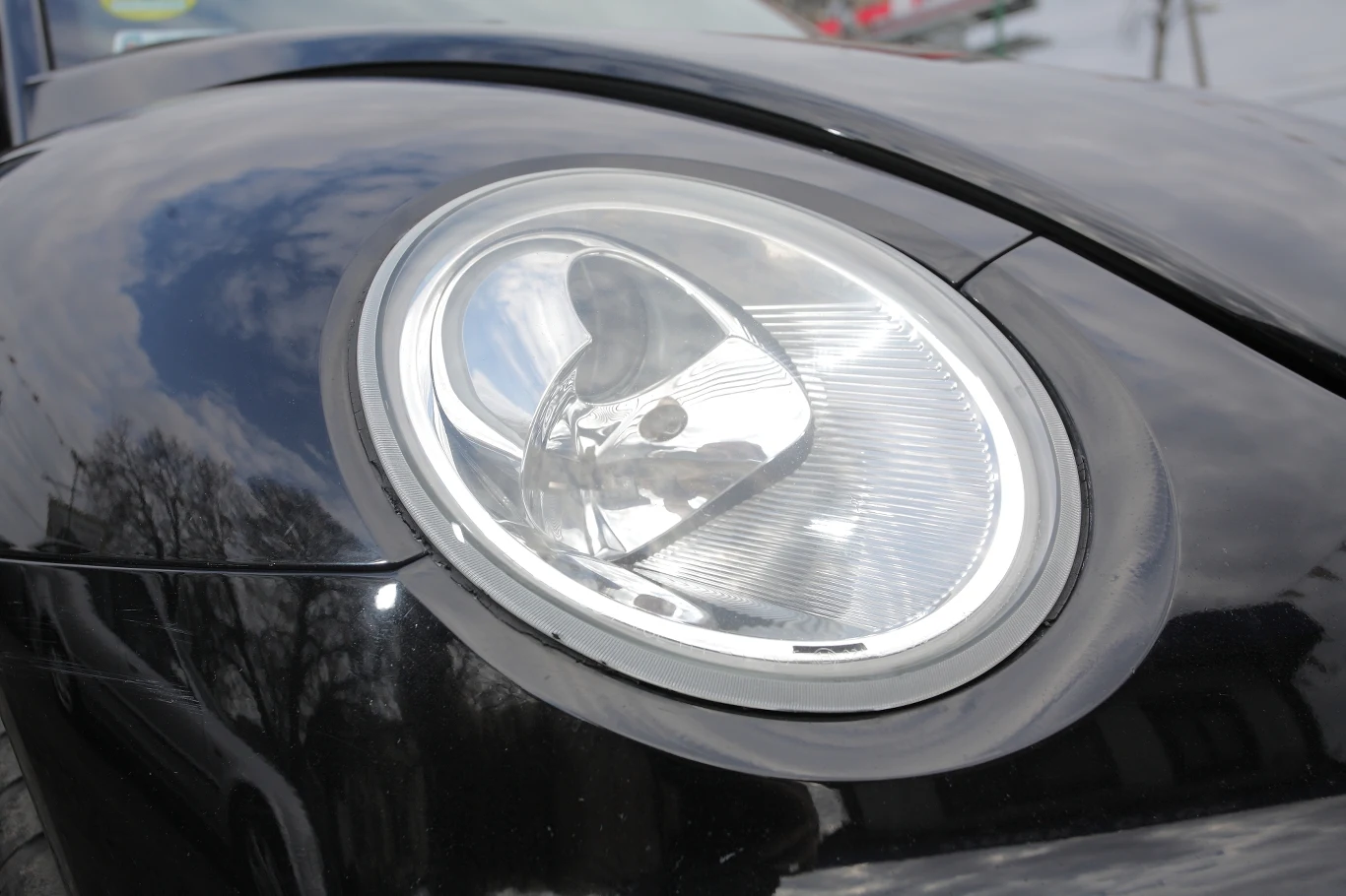 Jak wymienić żarówkę? Bez zdjęcia zderzaka lub reflektora to prawie niemożliwe.