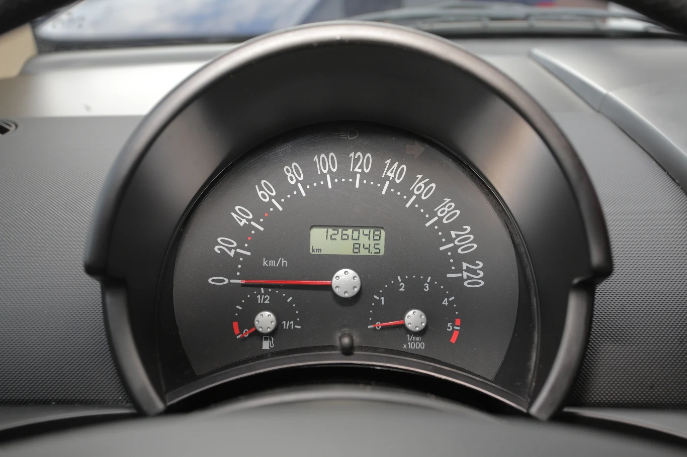 Malutki obrotomierz po prawej stronie jest nieczytelny.