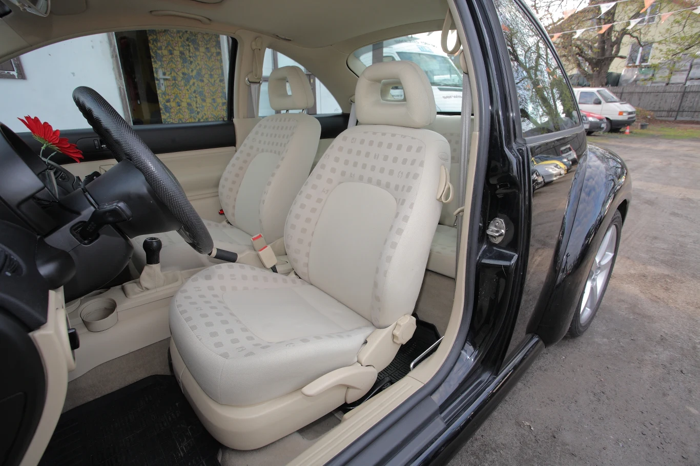 W wielu egzemplarzach znajdziemy atrakcyjną dla oka, jasną tapicerkę foteli.