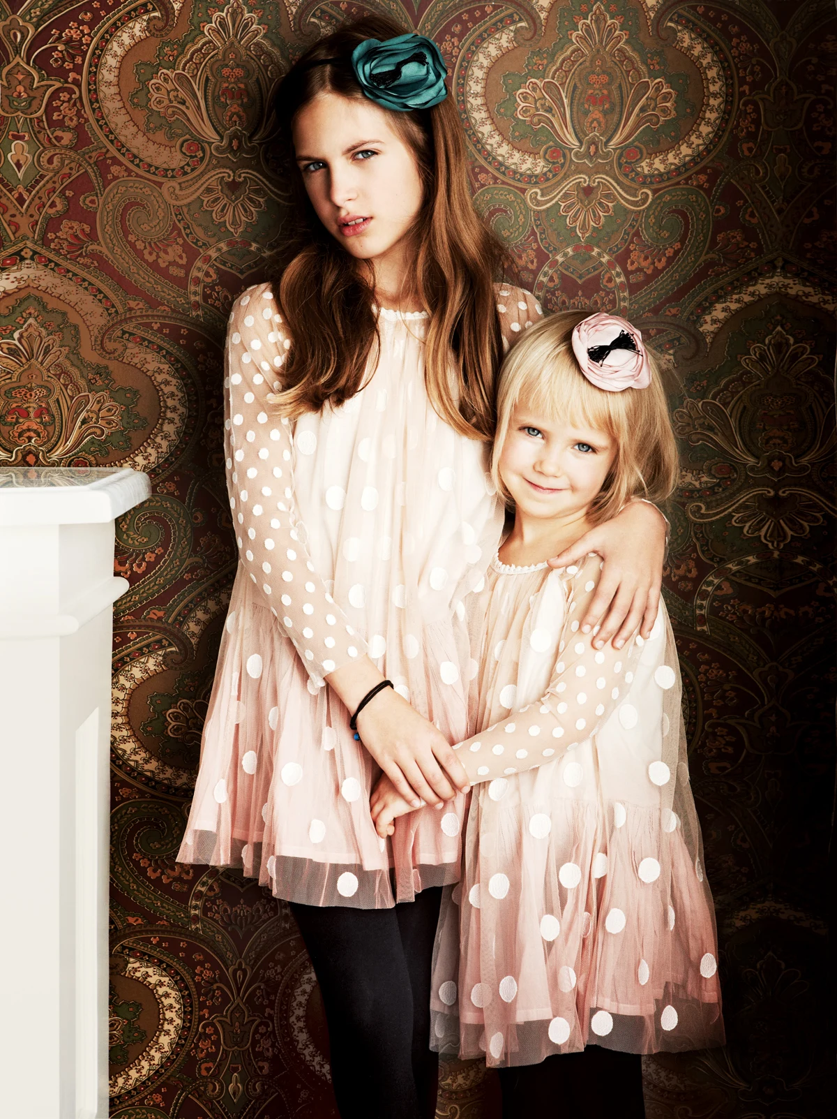 O tiulowej sukience marzy każda dziewczynka. Warto spełnić tę fantazję, bo to strój o wielkich możliwościach, który można różnie interpretować. Ma być romantyczny? Nakrapiany tiul to tkanina pełna wdzięku i nie tak teatralna jak gładka. Kreacja powinna też wyglądać nowocześnie i spełniać wymogi praktyczne? Wystarczy dodać czarne grube rajstopy. I mamy królewnę, ale ze współczesnej bajki.