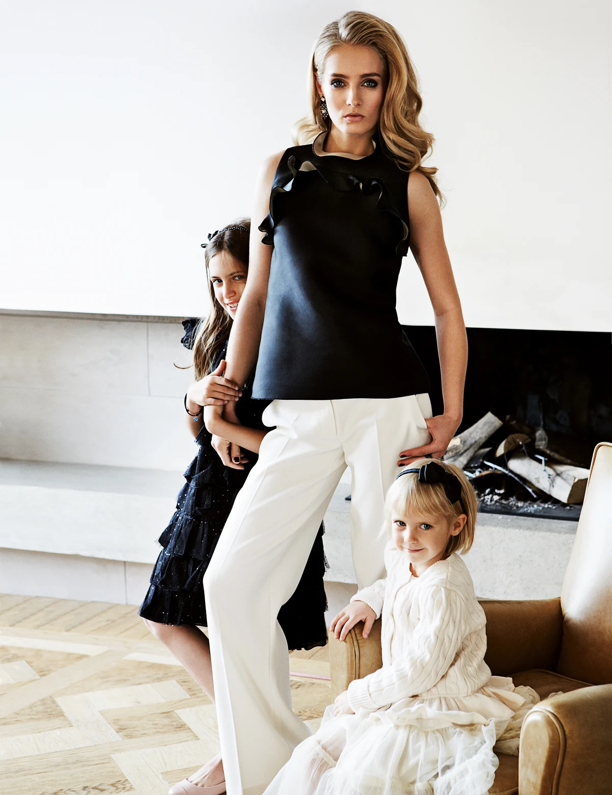 Marynarski szyk w wersji wieczorowej? To kapitalny patent! Proste białe spodnie mają elegancki fason, który nie krępuje ruchów i jest ponadczasowy, plus kanty dodające im galowego charakteru. Spodniom przyda się do towarzystwa rzecz stuprocentowo kobieca, np. bezrękawnik z fantazyjną stójką. Odsłoni kształtne ramiona, za to - jeśli jest taka potrzeba - osłoni talię. Uszyty z półmatowego jedwabiu, ozdobiony falbaną dodaje wdzięku minimalistycznemu zestawowi.