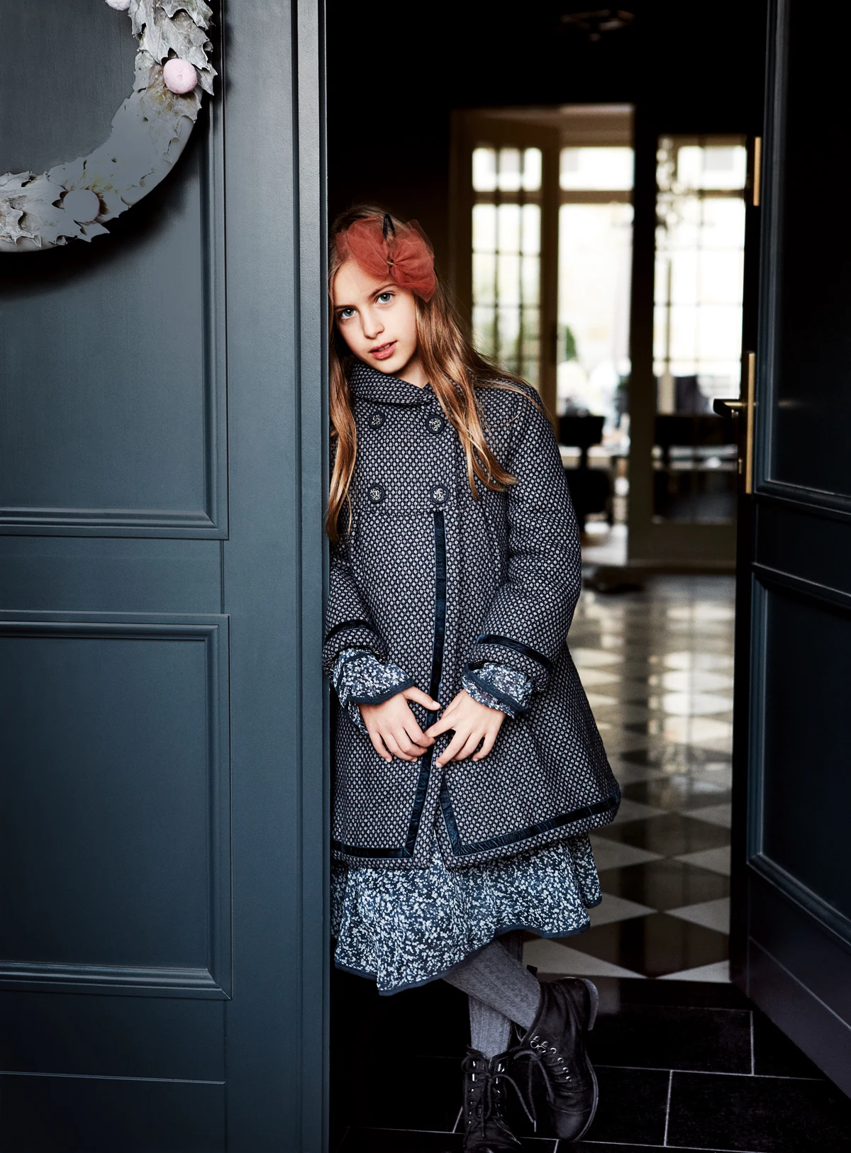 W takim zestawie kobieta wyglądałaby jak w przebraniu z epoki. Ale dziewczynka to co innego! Choć nosi płaszcz i sukienkę w stylu retro, wygląda stylowo i współcześnie. Dlaczego? Bo ma we włosach awangardową ozdobę, a na nogach botki à la traperki.