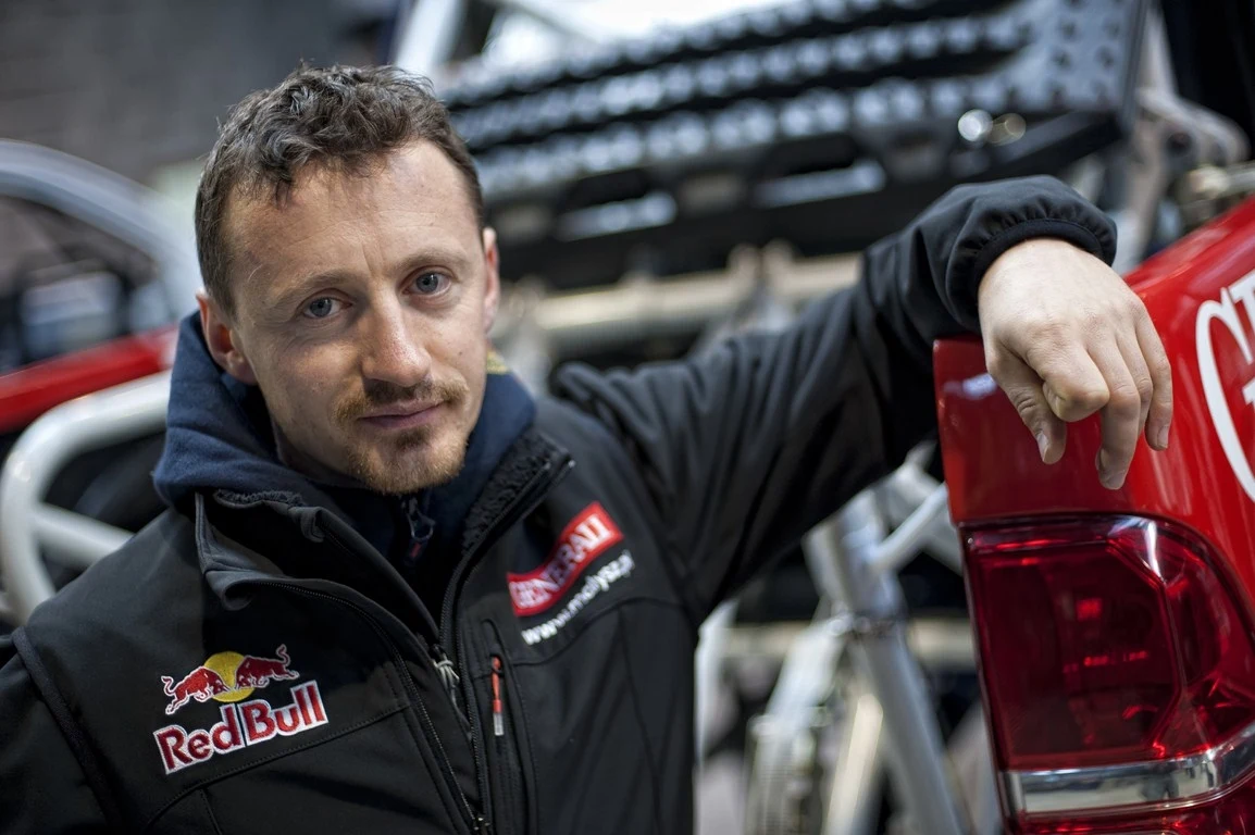 Adam Małysz w Rajdzie Dakar 2013 za kierownicą Toyoty Hilux