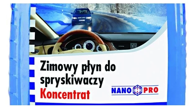 Dolanie koncentratu płynu zimowego do letniego płynu do spryskiwaczy obniży temperaturę zamarzania.