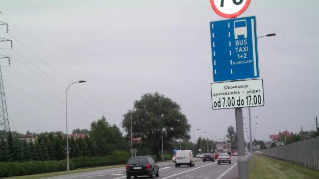 Na niektórych buspasach wyznaczone są dni i godziny, kiedy mogą jeździć nimi wyłącznie autobusy.