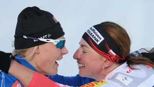 Justyna Kowalczyk odbiera gratulacje od Finki Anne Kyllonen