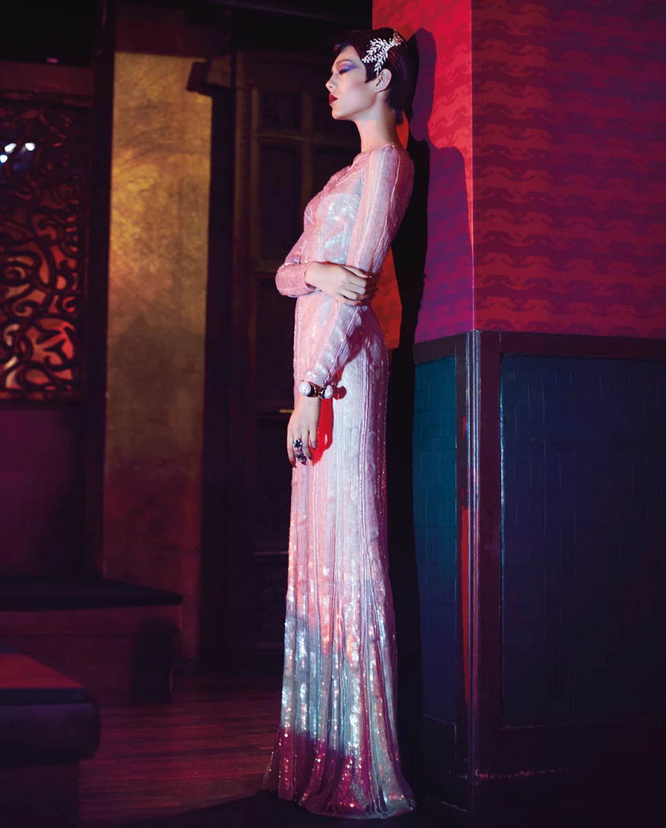 cekinowa suknia Elie Saab, grzebień z cyrkoniami Jennifer Behr, srebrna bransoleta wysadzana cyrkoniami i onyksami Lara Bohinc, pierścionek Shourouk cekinowa suknia Elie Saab, grzebień z cyrkoniami Jennifer Behr, srebrna bransoleta wysadzana cyrkoniami i onyksami Lara Bohinc, pierścionek Shourouk