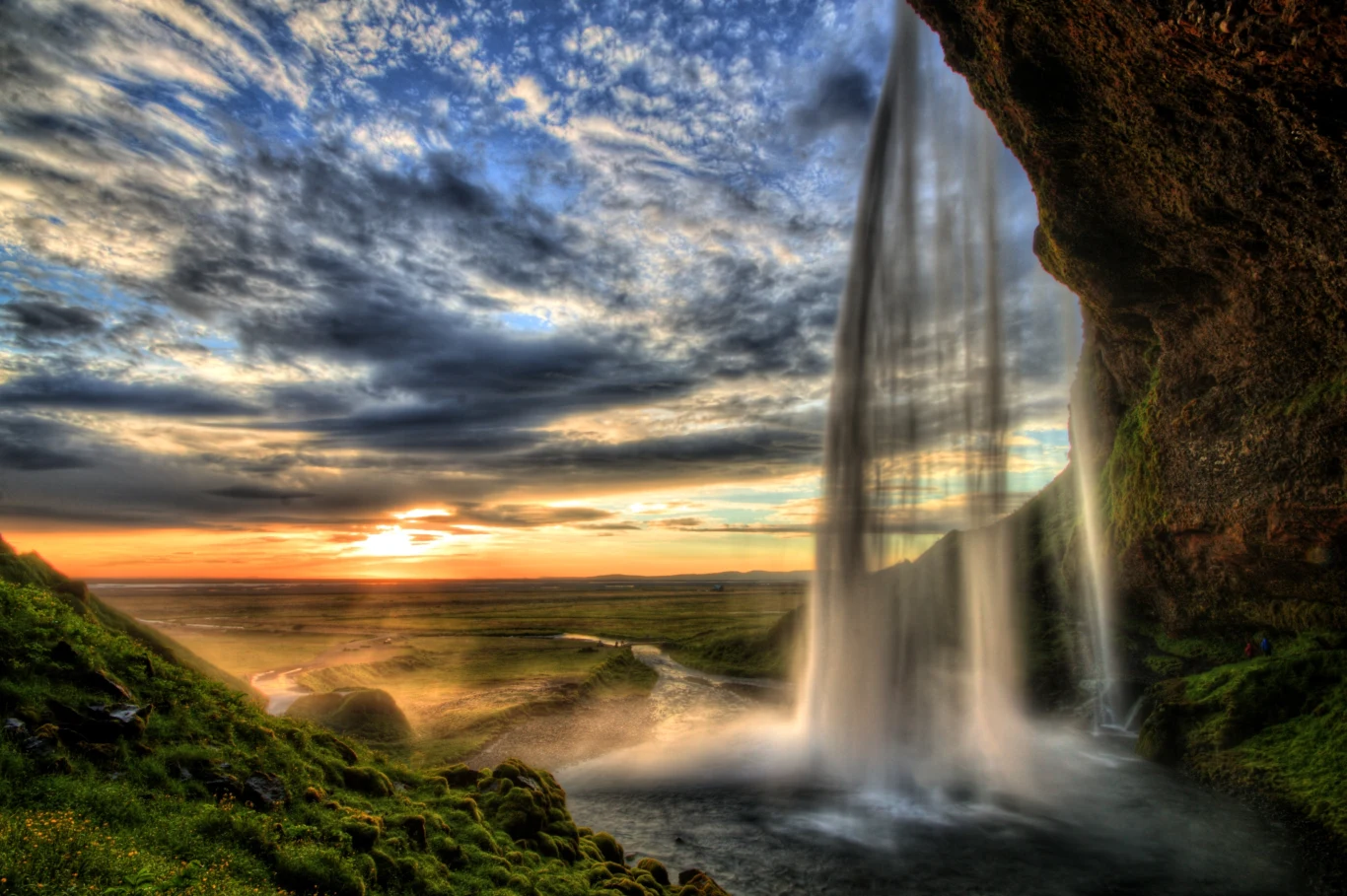 A może wyprawa w nieznane? Na zdjęciu wodospad Seljalandfoss na Islandii