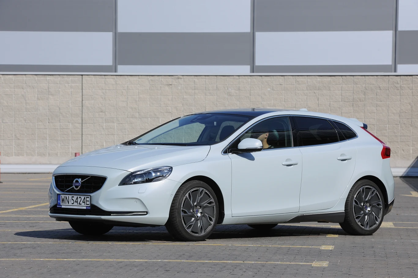 V40 jest pierwszym od lat kompaktowym hatchbackiem Volvo. Wygląda nowocześnie i trudno je pomylić z innym samochodem.