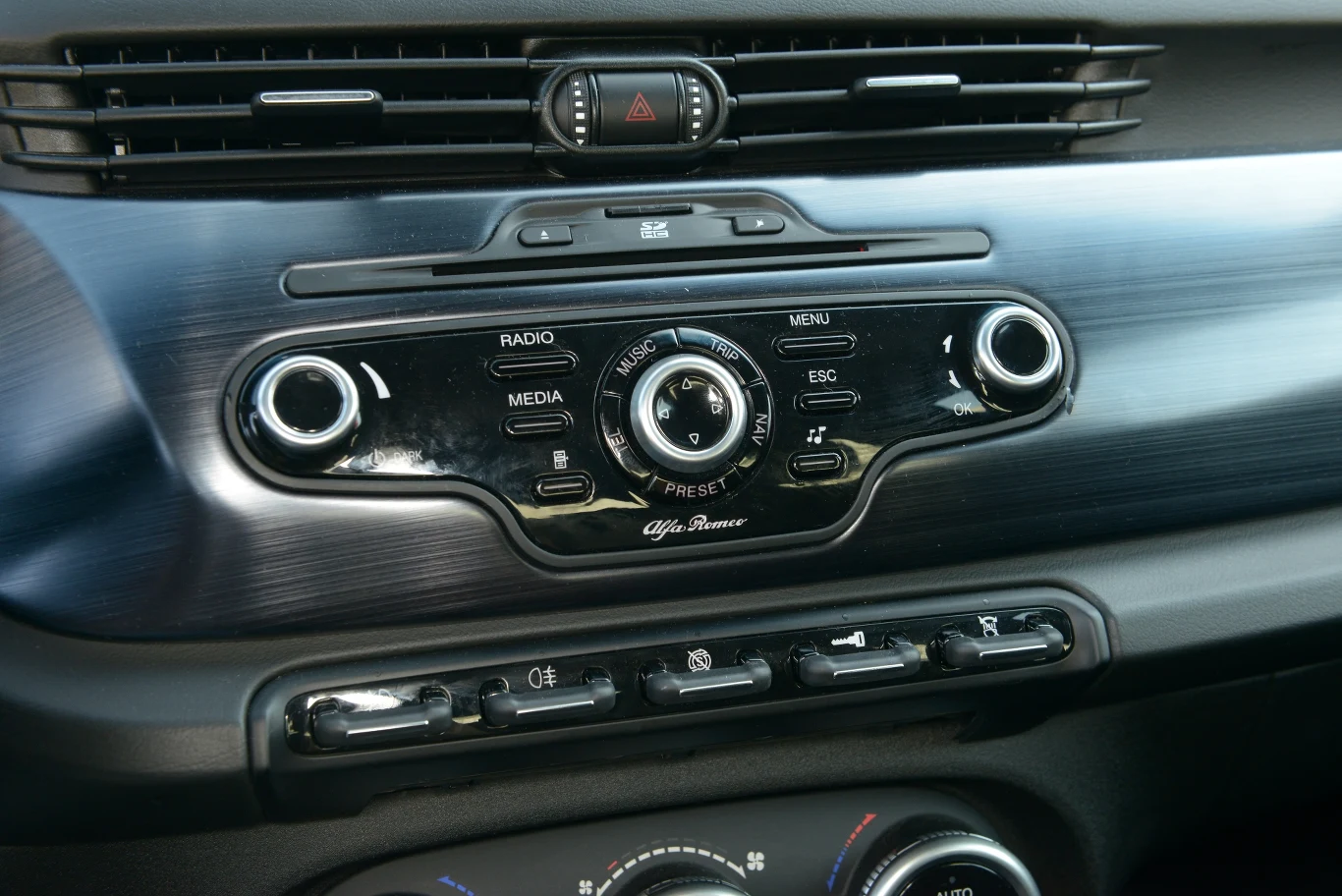 Panel systemu audio wygląda świetnie, ale sprawia problemy w obsłudze.