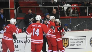 Polscy hokeiści fetują gola strzelonego Chorwatom.