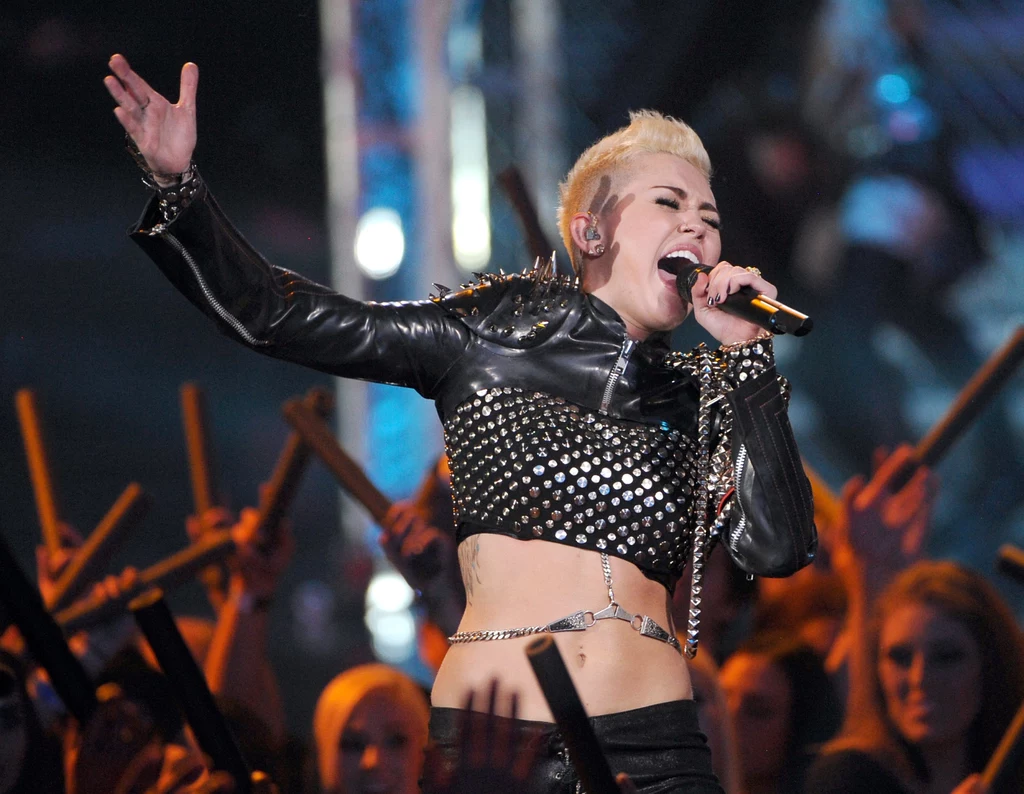 Miley Cyrus na scenie podcza gali "VH1 Divas 2012" Miley Cyrus na scenie podcza gali "VH1 Divas 2012"