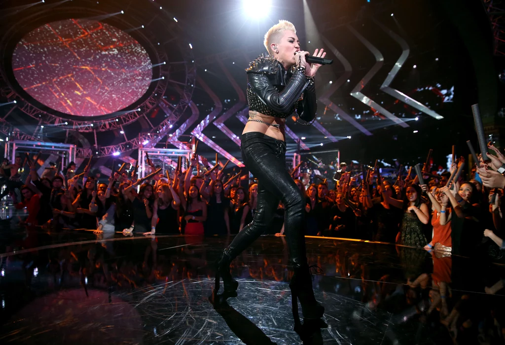 Miley Cyrus na scenie podcza gali "VH1 Divas 2012" Miley Cyrus na scenie podcza gali "VH1 Divas 2012"
