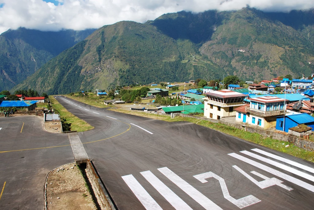 Widok na pas numer 24 lotniska Lukla. Kończy się on przepaścią