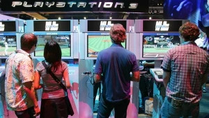 Zwiedzający targi E3 testują najnowsze gry na konsolę PlayStation 3