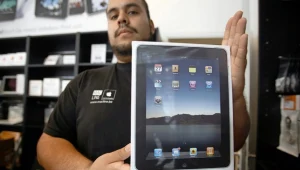 Sprzedawca z dumą prezentuje najnowsze dziecko Apple