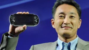 Kazuo Hirai z najnowszym dzieckiem Sony w ręce - zdjęcie