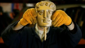Fragment statuetki, jaka wręczana jest laureatom nagrody BAFTA