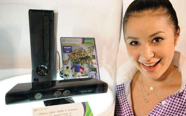 Konsola Xbox 360 wraz z kontrolerem Kinect Konsola Xbox 360 wraz z kontrolerem Kinect