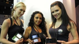 Trzy hostessy, które prezentują trzy konsole Nintendo z funkcją 3D