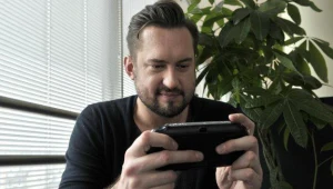Marcin Prokop grający na nowej konsoli PlayStation Vita