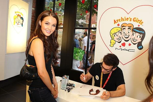 Aktora wcieli się w rolę 21-letniej Lary Croft, której statek rozbija się na tropikalnej wyspie, gdzie następnie będzie zmuszona stawić czoła nieprzyjaznej przyrodzie i walczyć o życie z grupą bezwzględnych przeciwników. Aktora wcieli się w rolę 21-letniej Lary Croft, której statek rozbija się na tropikalnej wyspie, gdzie następnie będzie zmuszona stawić czoła nieprzyjaznej przyrodzie i walczyć o życie z grupą bezwzględnych przeciwników.