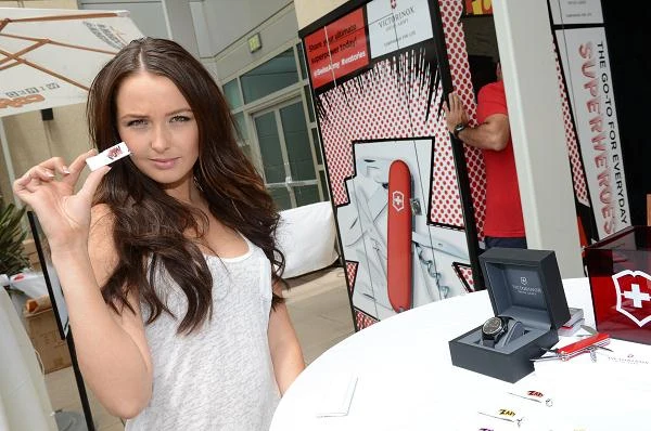 Luddington została wytypowana spośród wielu kandydatek na międzynarodowym konkursie, który zorganizował producent serii Tomb Raider. Luddington została wytypowana spośród wielu kandydatek na międzynarodowym konkursie, który zorganizował producent serii Tomb Raider.