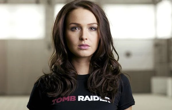 Camilla Luddington wcieli się w rolę popularnej bohaterki serii gier Tomb Raider Lary Croft. Urodzona w Anglii 29-letnia dziewczyna dołączy do zaszczytnego grona aktorek - Angeliny Jolie, Minnie Driver i Keeley Hawes - które do tej pory miały okazję odgrywać postać pięknej pani archeolog. W ostatnim czasie Luddington zasłynęła rolą księżny Cambridge, Kate Middleton, w wyprodukowanym na potrzeby telewizji filmie "William & Kate". Popularność zdobywała także grając u boku Davida Duchovnego w serialu "Californication", czy w piątym sezonie "Czystej Krwi". Oprócz użyczania swojego głosu nowej Larze, Camilla została zaproszona do pracy przy sesjach motion-capture - dzięki czemu, oprócz talentów wokalnych, gracze na całym świecie będą mogli podziwiać także jej wysportowane ciało. Camilla Luddington wcieli się w rolę popularnej bohaterki serii gier Tomb Raider Lary Croft. Urodzona w Anglii 29-letnia dziewczyna dołączy do zaszczytnego grona aktorek - Angeliny Jolie, Minnie Driver i Keeley Hawes - które do tej pory miały okazję odgrywać postać pięknej pani archeolog. W ostatnim czasie Luddington zasłynęła rolą księżny Cambridge, Kate Middleton, w wyprodukowanym na potrzeby telewizji filmie "William & Kate". Popularność zdobywała także grając u boku Davida Duchovnego w serialu "Californication", czy w piątym sezonie "Czystej Krwi". Oprócz użyczania swojego głosu nowej Larze, Camilla została zaproszona do pracy przy sesjach motion-capture - dzięki czemu, oprócz talentów wokalnych, gracze na całym świecie będą mogli podziwiać także jej wysportowane ciało.