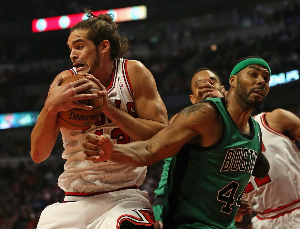 Joakim Noah (z piłką)