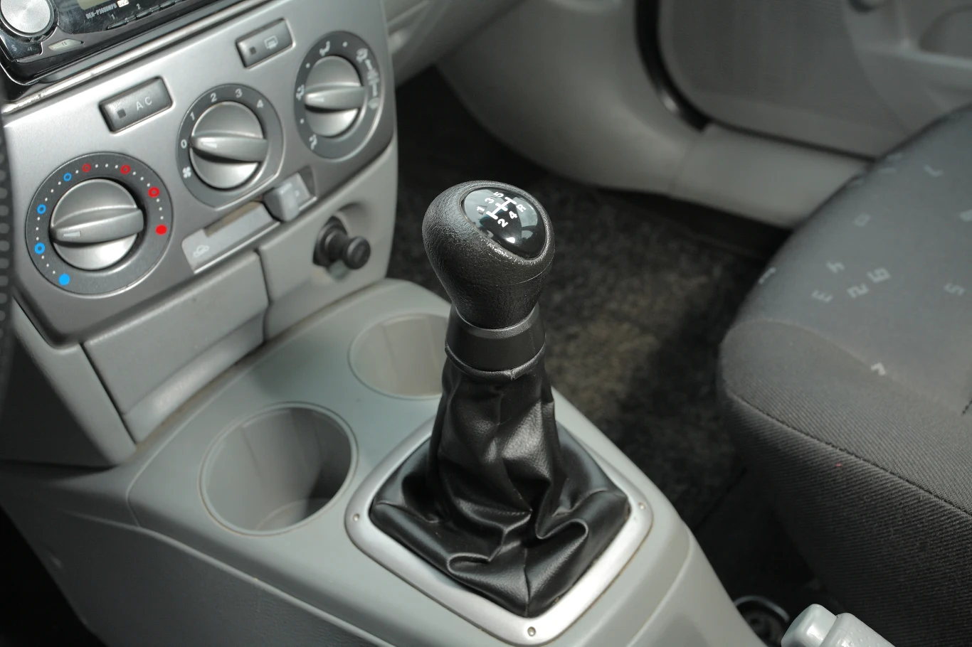 Zgrzytające biegi: kłopot dotyczy raczej samochodów z silnikiem Diesla 1.4. Zgrzytające biegi: kłopot dotyczy raczej samochodów z silnikiem Diesla 1.4.