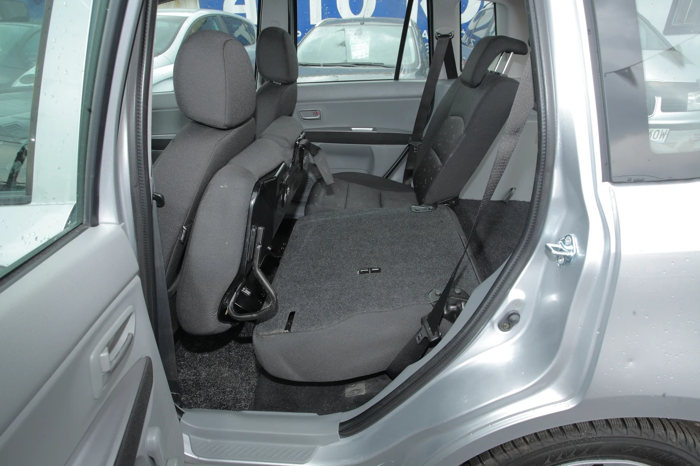 Składana tylna kanapa pozwala istotnie powiększyć bagażnik. Składana tylna kanapa pozwala istotnie powiększyć bagażnik.