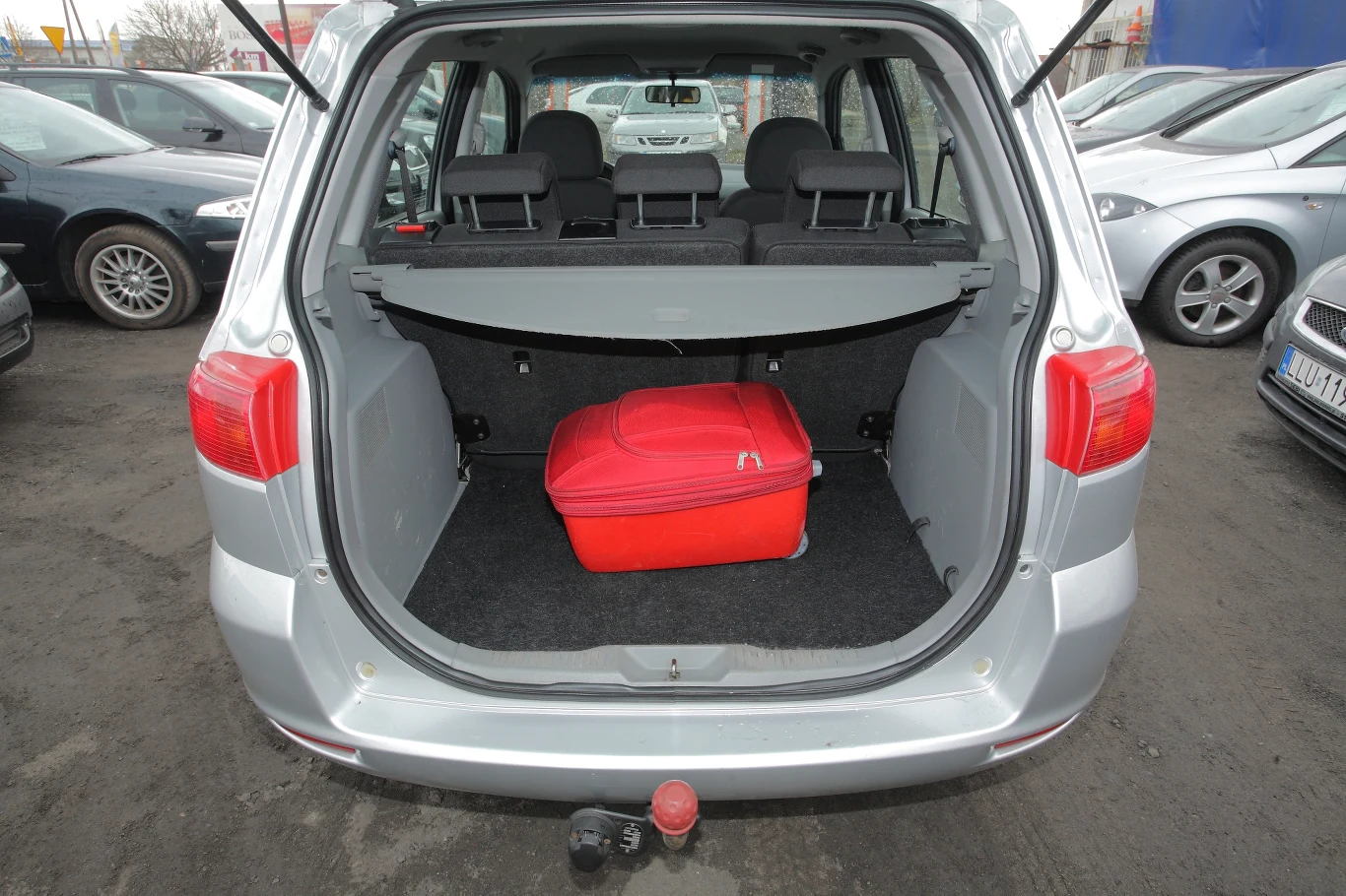 Bagażnik mieści 270 litrów. Plus - za nisko poprowadzoną podłogę. Minus - za bardzo małą szerokość. Bagażnik mieści 270 litrów. Plus - za nisko poprowadzoną podłogę. Minus - za bardzo małą szerokość.