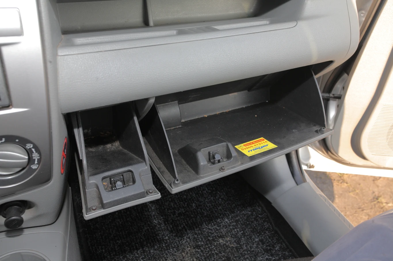 Przemyślane: dzielony schowek z przodu. Lewy służy do przechowywania monet. Przemyślane: dzielony schowek z przodu. Lewy służy do przechowywania monet.