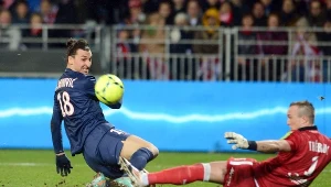 Napastnik PSG Zlatan Ibrahimovic w ataku na bramkę Alexisa Thebaux z Brestu