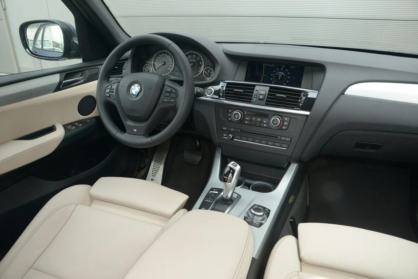 Starannie wykończone wnętrze robi wrażenie przyjaznością obsługi. Nie trzeba znać innych BMW, żeby nie mieć tu problemów z obsługą. Niektórym może jednak przeszkadzać duża ilość plastiku. Starannie wykończone wnętrze robi wrażenie przyjaznością obsługi. Nie trzeba znać innych BMW, żeby nie mieć tu problemów z obsługą. Niektórym może jednak przeszkadzać duża ilość plastiku.