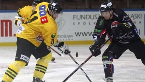 Michał Krokosz (z lewej) walczy o krążek z Maciejem Mermerem