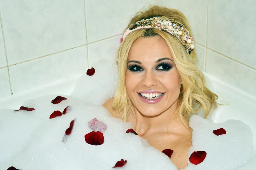 Podczas wywiadu Doda zdradziła także, że będąc z Majdanem i podejrzewając go o zdradę, zainstalowała w jego samochodzie podsłuch. "Dowiedział się o tym dopiero w salonie, gdy miał zepsuty czujnik parkingu. Pan mu powiedział: 'Tutaj jest jak w mikrofalówce, jak pan to przeżył?' A ja to wszystko słyszę. Zamknął się w aucie i wydarł: 'Wiem, że 
to Ty suuuuuuko! To dla Ciebie”, i włączył Lady Pank „Za dużo było tej niewoli”. Dziś Doda ma 200 godzin nagranego materiału. Z Majdanem się rozwiodła.
 Podczas wywiadu Doda zdradziła także, że będąc z Majdanem i podejrzewając go o zdradę, zainstalowała w jego samochodzie podsłuch. "Dowiedział się o tym dopiero w salonie, gdy miał zepsuty czujnik parkingu. Pan mu powiedział: 'Tutaj jest jak w mikrofalówce, jak pan to przeżył?' A ja to wszystko słyszę. Zamknął się w aucie i wydarł: 'Wiem, że 
to Ty suuuuuuko! To dla Ciebie”, i włączył Lady Pank „Za dużo było tej niewoli”. Dziś Doda ma 200 godzin nagranego materiału. Z Majdanem się rozwiodła.