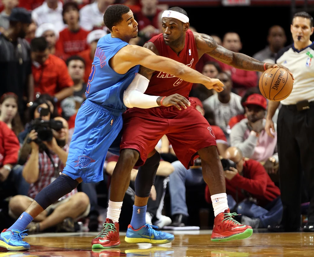 LeBron James (z piłką) LeBron James (z piłką)