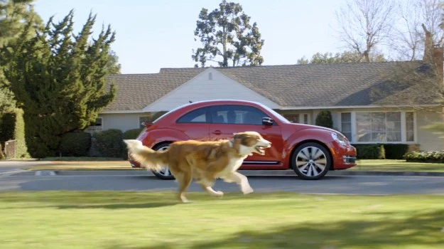 Reklama VW Beetle'a "The Dog Strikes Back"