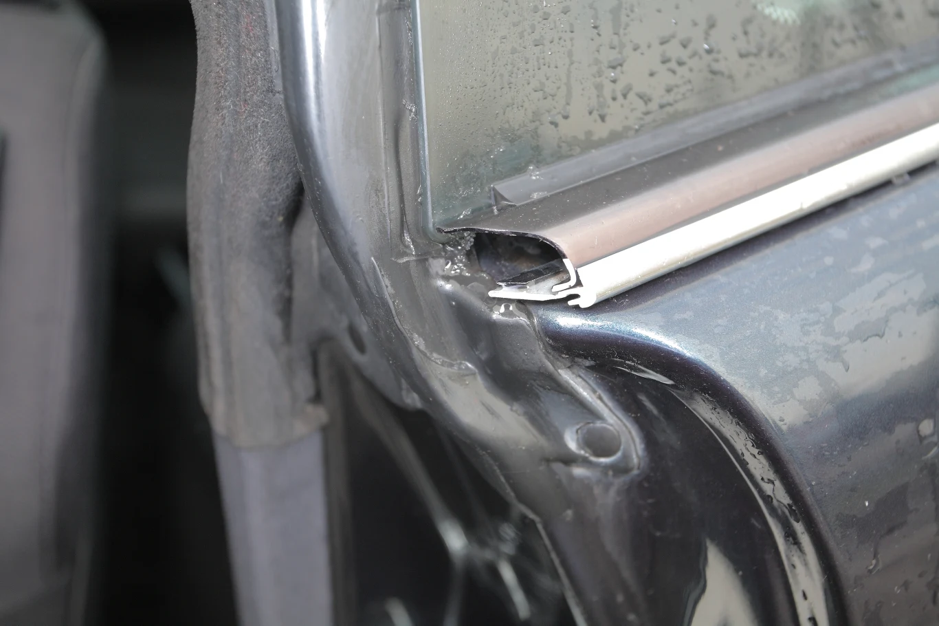 Uszczelki hałasują i gwiżdżą: CLK ma drzwi bezramkowe. W autach ponad 10-letnich uszczelki są już zwykle w kiepskim stanie.