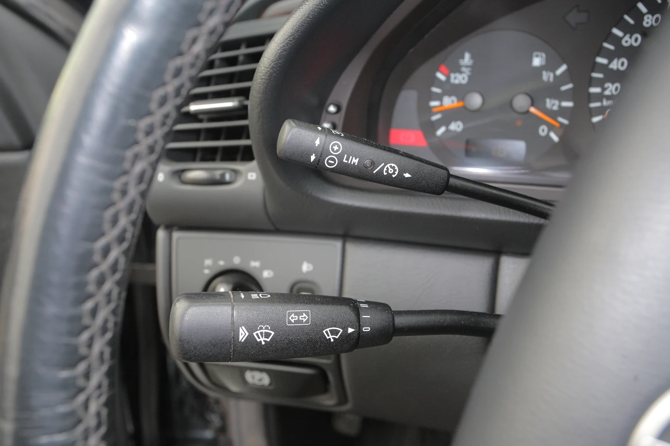 Wszystkie manetki zgrupowano po lewej stronie kierownicy.