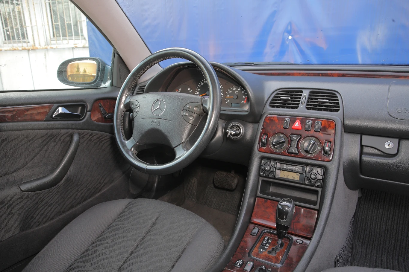 Tak wygląda wnętrze wersji Elegance po liftingu. Przed liftingiem podstawowa odmiana nazywała się Sport i miała białe zegary. Klimatyzacja manualna była standardem, automatyczna - w opcji. 